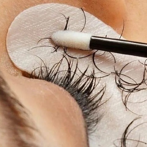 Снятие наращенных ресниц