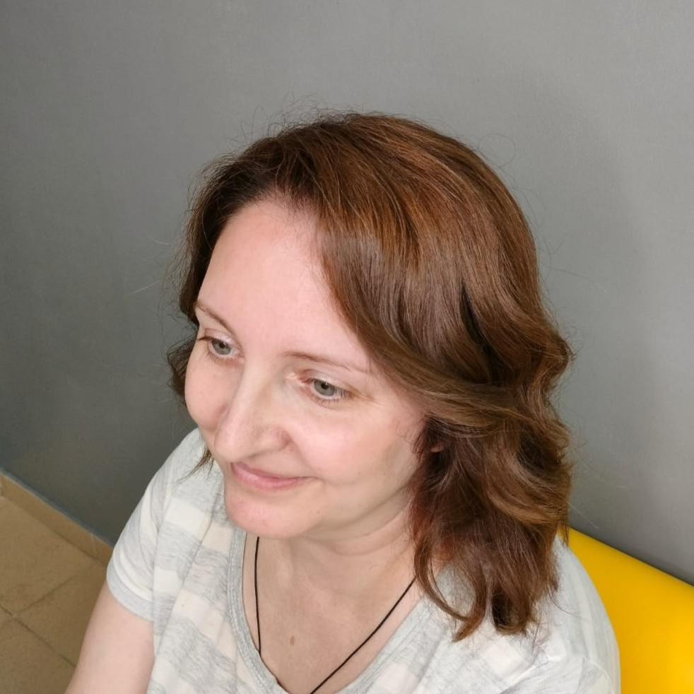 Окрашивание волос средней длины в 1 тон ( цена работы без учёта препаратов)