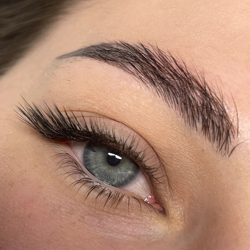 Наращивание ресниц уголки