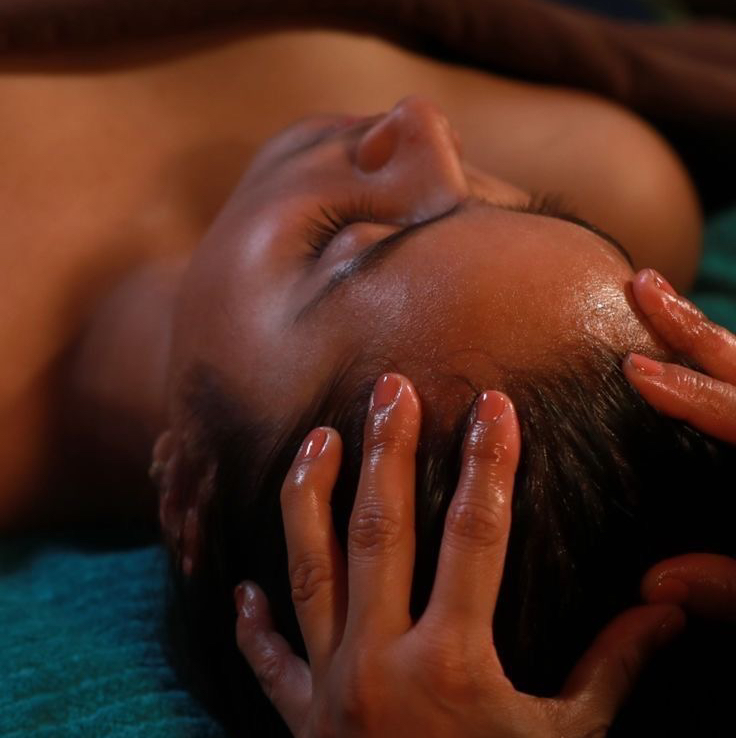 Массаж ЛИЦА+массаж СТОП+массаж ШВЗ 4500 ₽ вместо 6000 ₽ Расправим плечи, вытянем шею, уберём напряжение с мышц и отёчность.