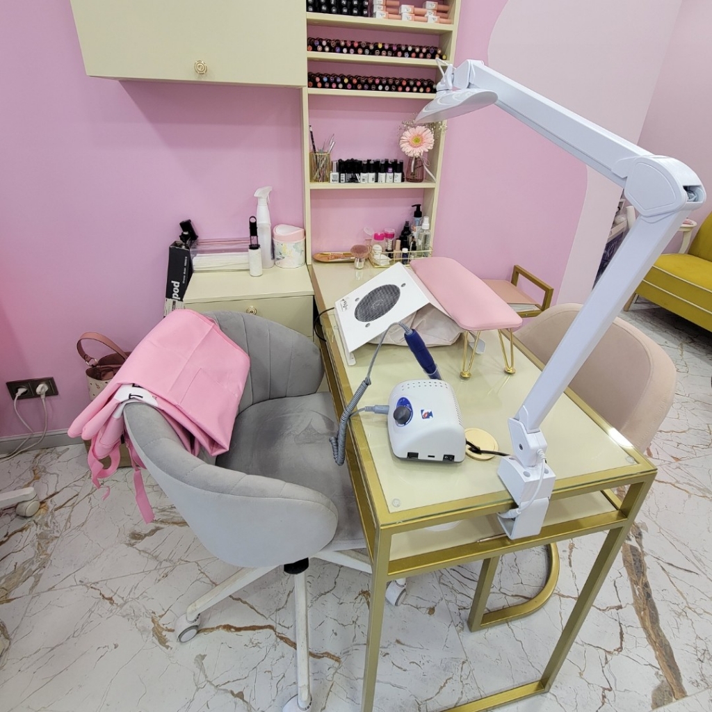 Маникюрный стол 2