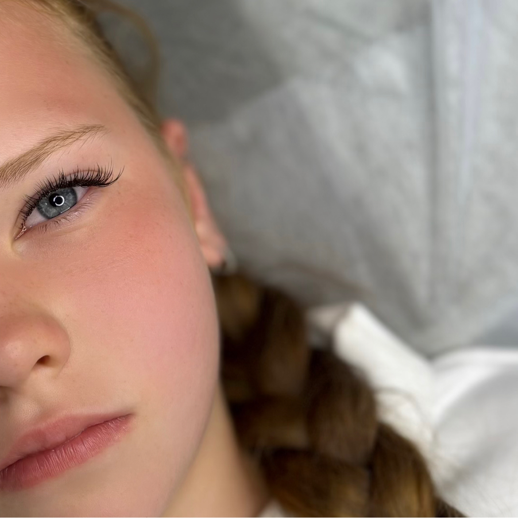 Наращивание ресниц 2,5д