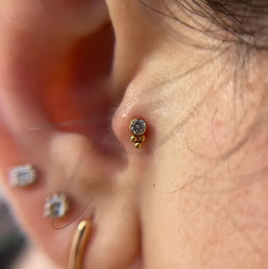 Прокол трагус