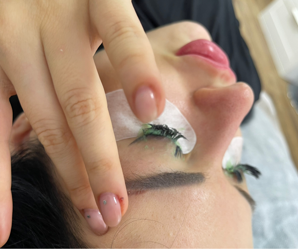 Снятие наращенных ресниц