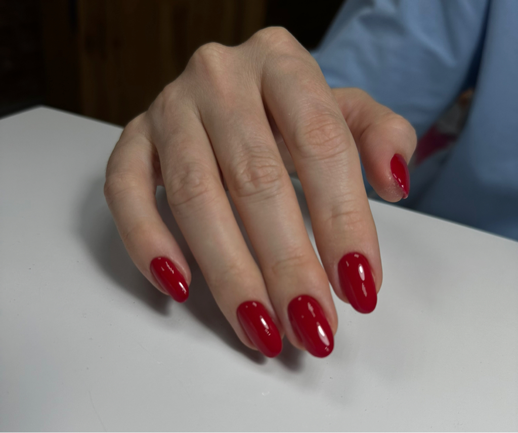 + Покрытие простым лаком (выполняется после услуги : гигиеническая  обработка кутикулы на ногах или руках)