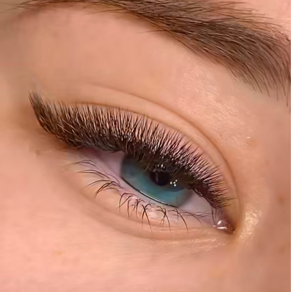 Коррекция наращивания ресниц