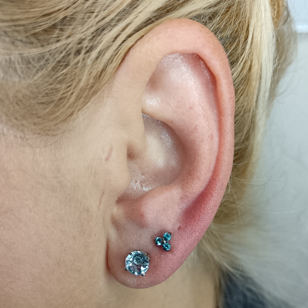 Прокол 1 мочки уха иглой