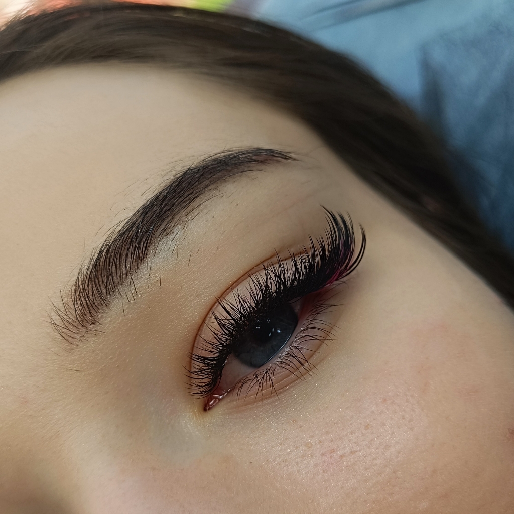 Наращивание ресниц "Мокрый эффект"  3-5D объёма. Включая снятие предыдущего наращивания