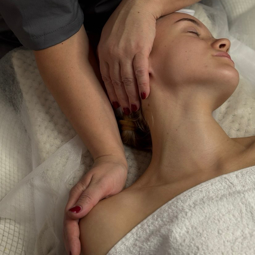 Массаж шейно-воротниковой зоны