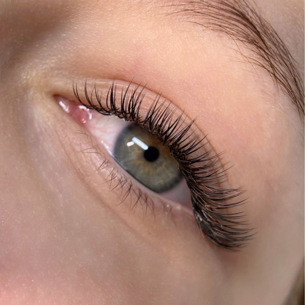 Наращивание ресниц объем 2,5 D