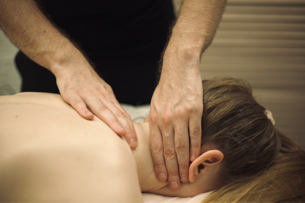 Лечебный массаж шейно-воротниковой зоны