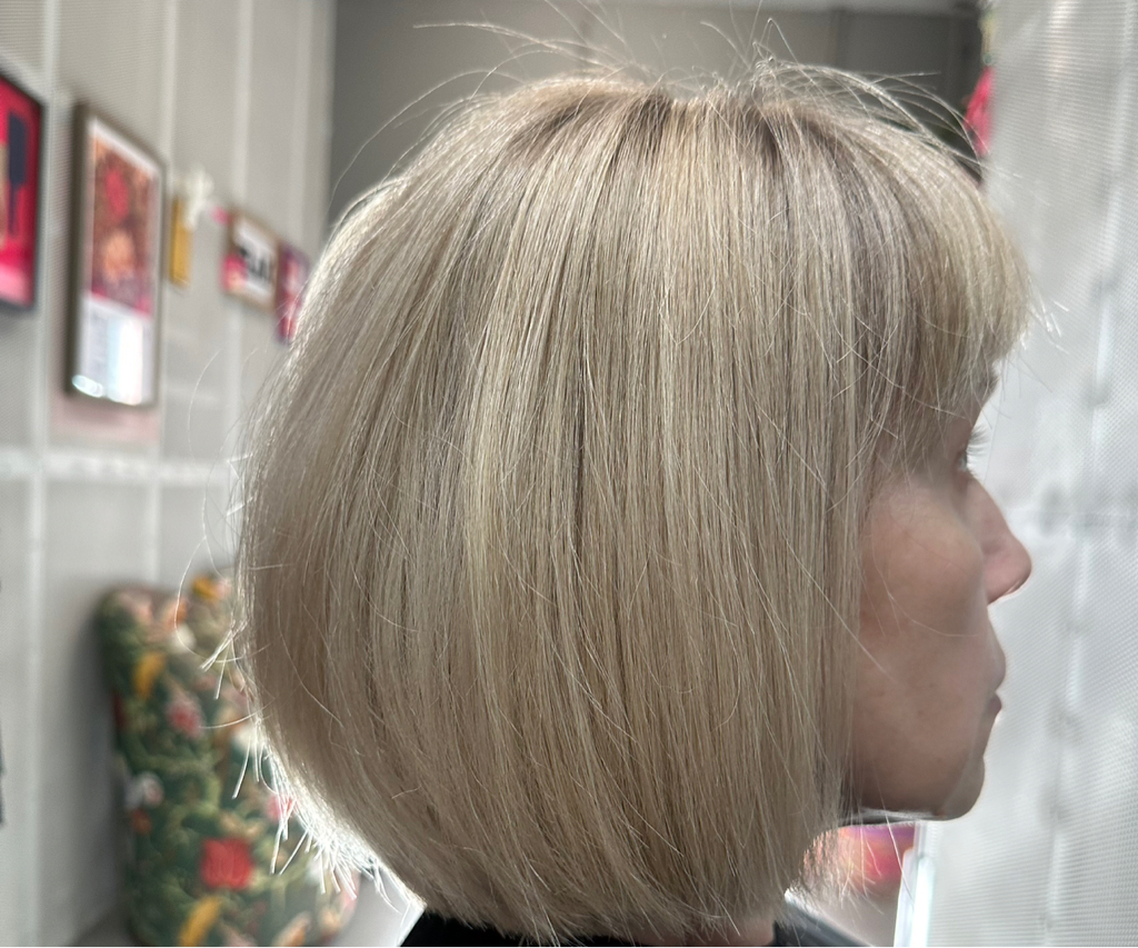 Стрижка женская(волосы до плеча) 
В стоимость входит:
-мытое головы по типу волос .
-стрижка.
-укладка.