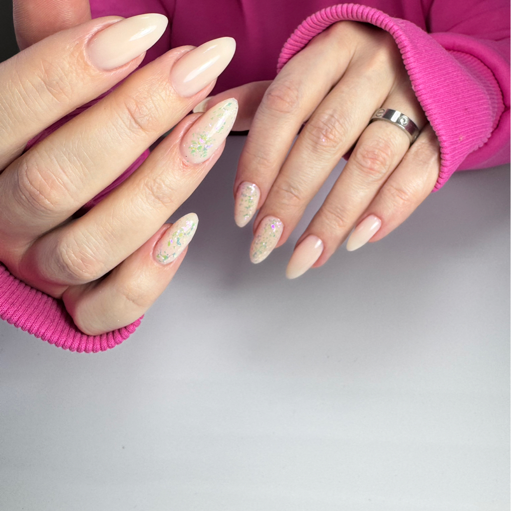 Коррекция искусственных ногтей гелем