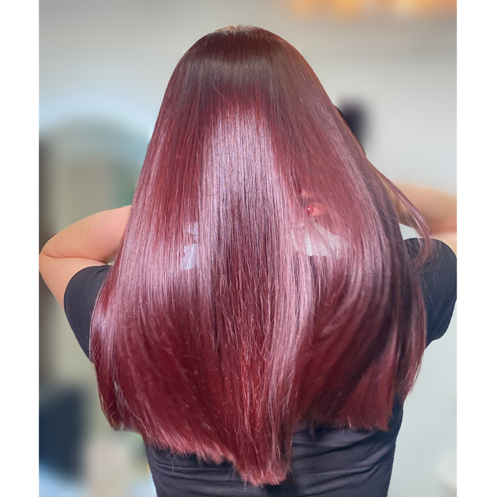 Окрашивание волос в один тон . На длинные волосы . Без стрижки.