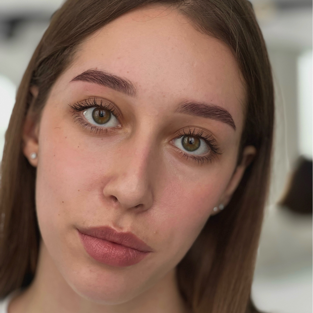 Оформление бровей краской