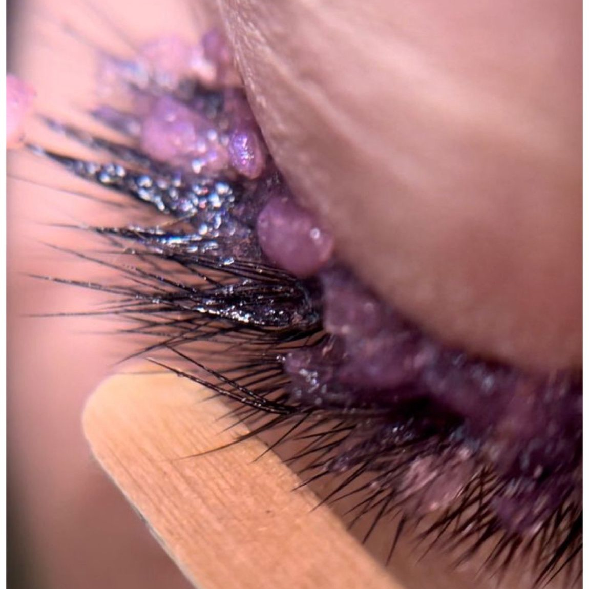 Снятие наращенных ресниц