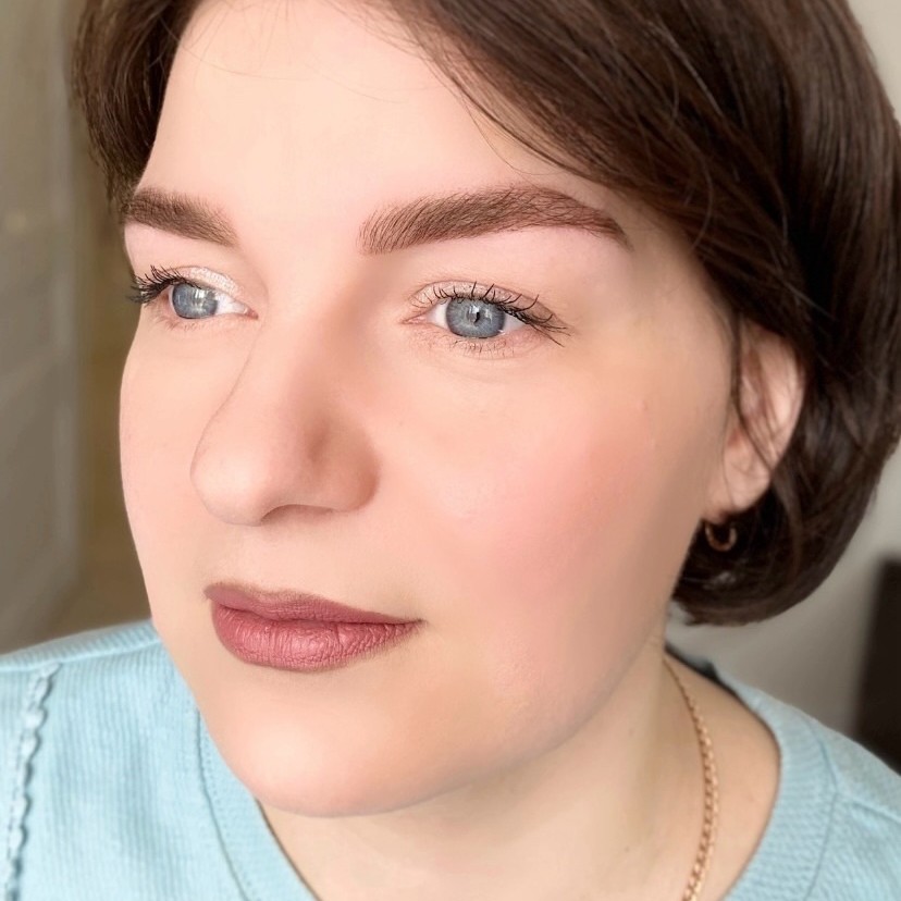 Коррекция бровей пинцетом