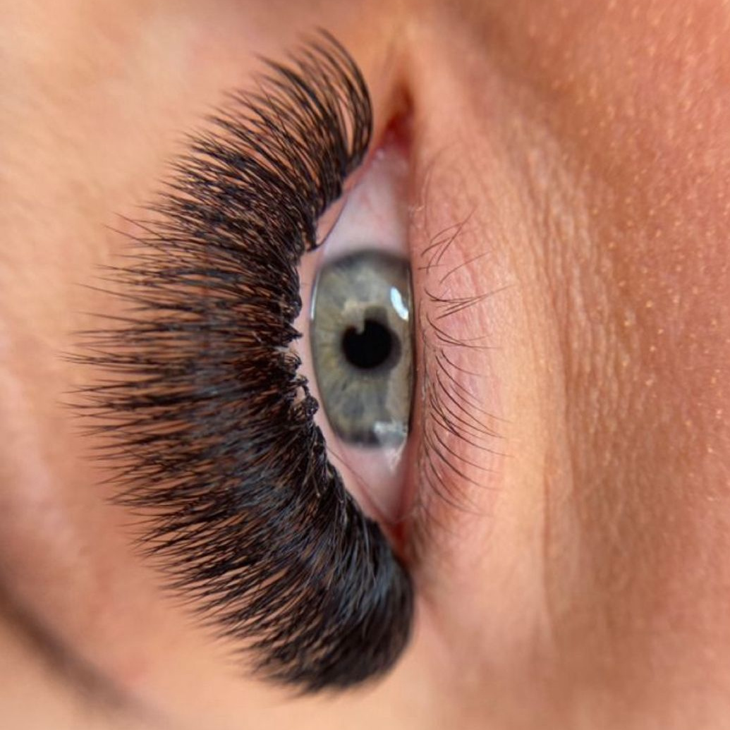 Наращивание ресниц в голливудском объеме