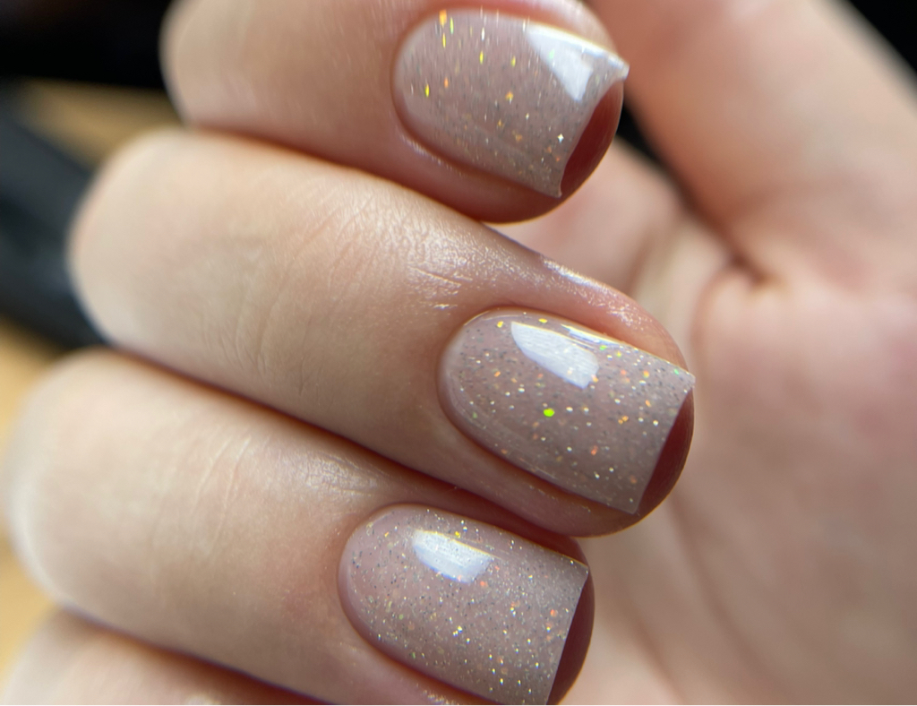 Маникюр с покрытием в один тон