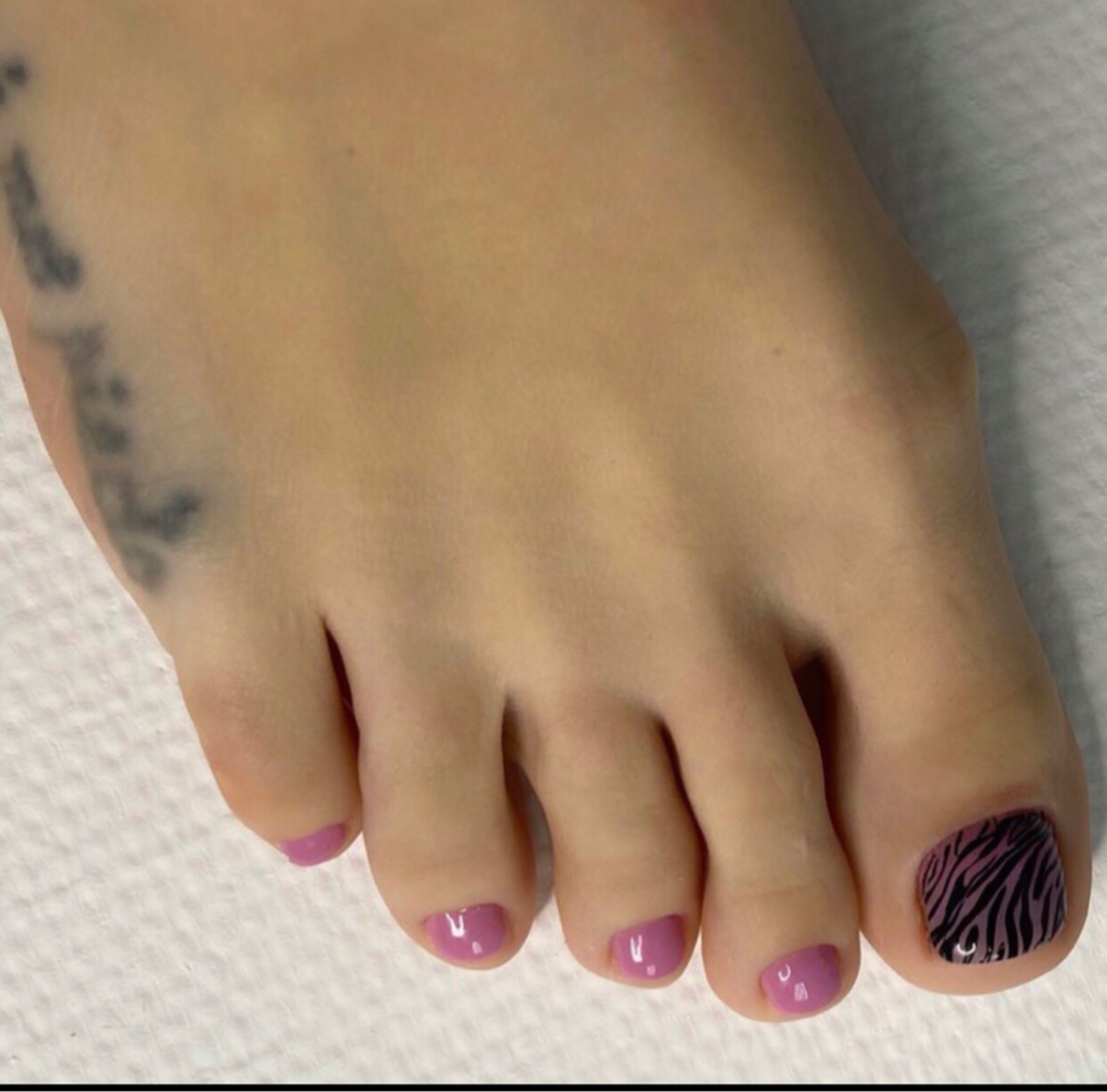 Педикюр с покрытием: снятие старого покрытия,педикюр,спа процедуры,покрытие гель лаком.