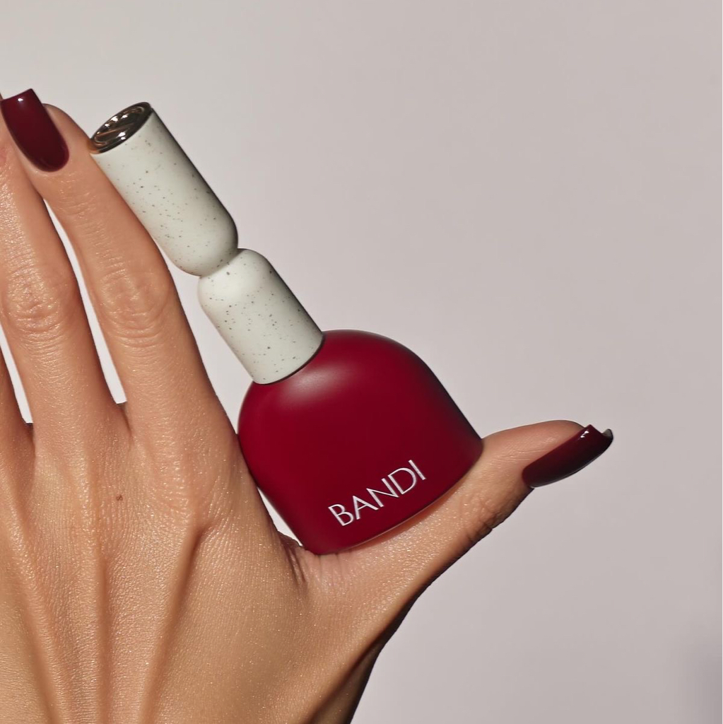 Маникюр с покрытием лаком BANDI