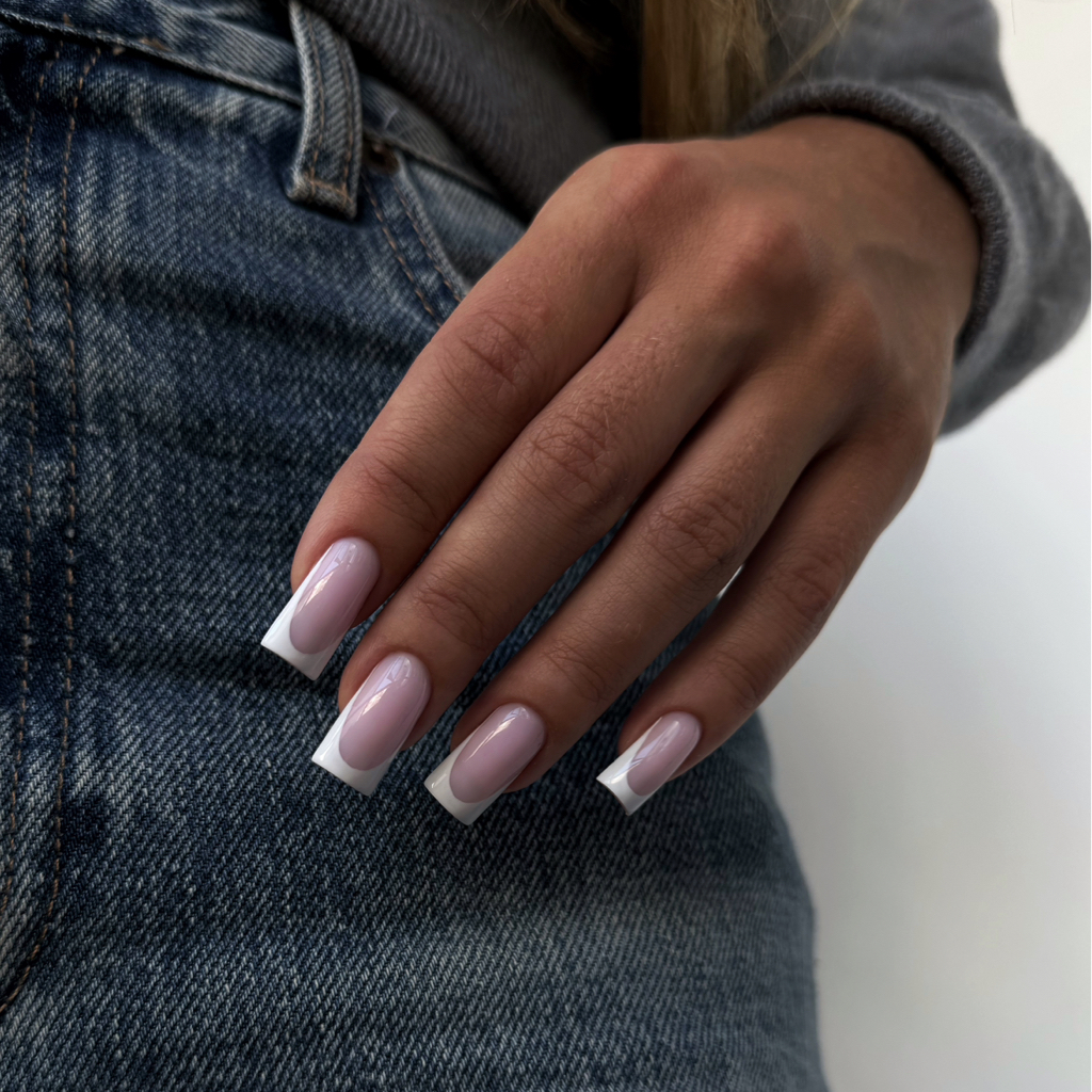 Маникюр с покрытием френч