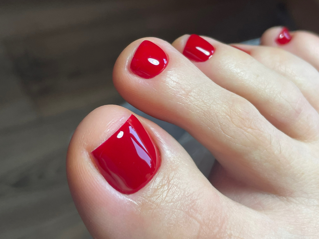 Полный педикюр с покрытием гель лак и обработкой пяточек