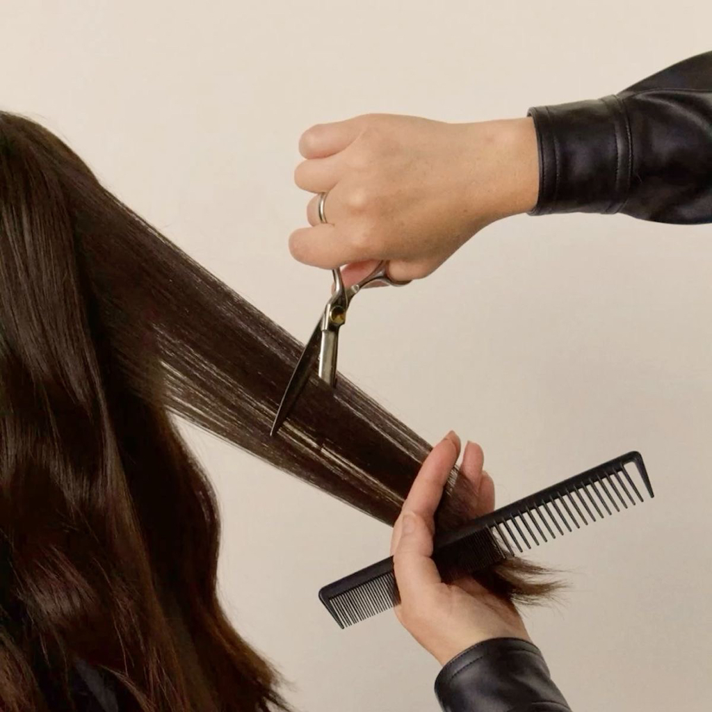 Женская стрижка (НИЖЕ ЛОПАТОК)+250₽ мытье головы с салонным уходом