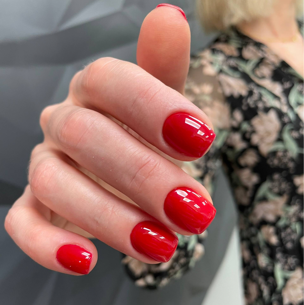 Маникюр+однотонное покрытие (снятие в ПОДАРОК)