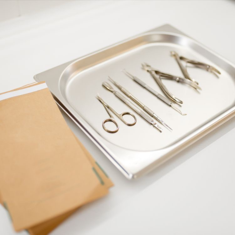 Перший прийом: 1200 крон (включає консультацію та повне подологічне оброблення стоп і пальців). Якщо в процесі виявляється серйозніша проблема, вартіс