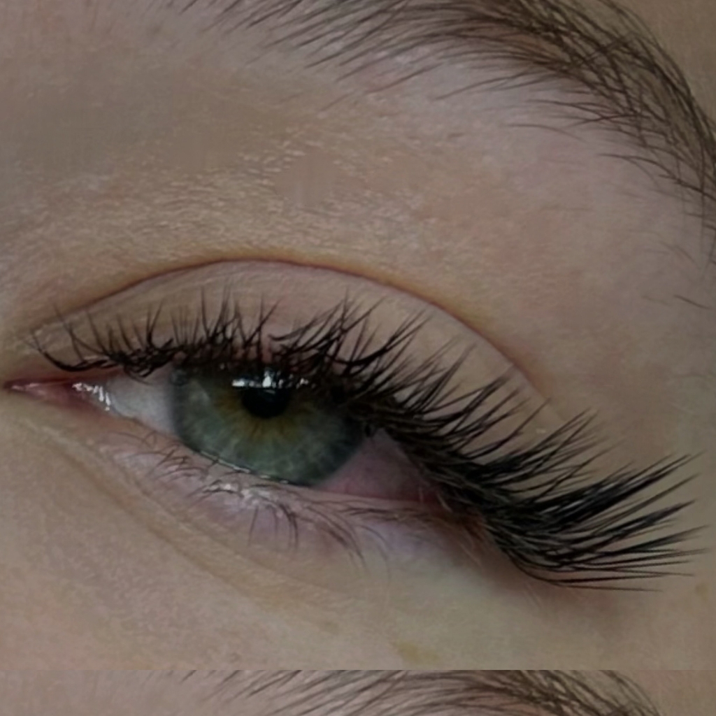 LED-наращивание ресниц классический эффект