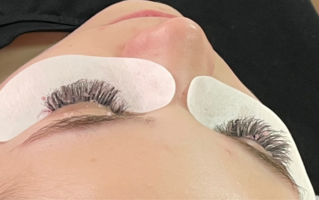 Снятие наращенных ресниц