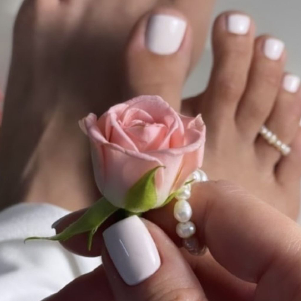 Маникюр с однотонным покрытием + педикюр с покрытием пальчиков