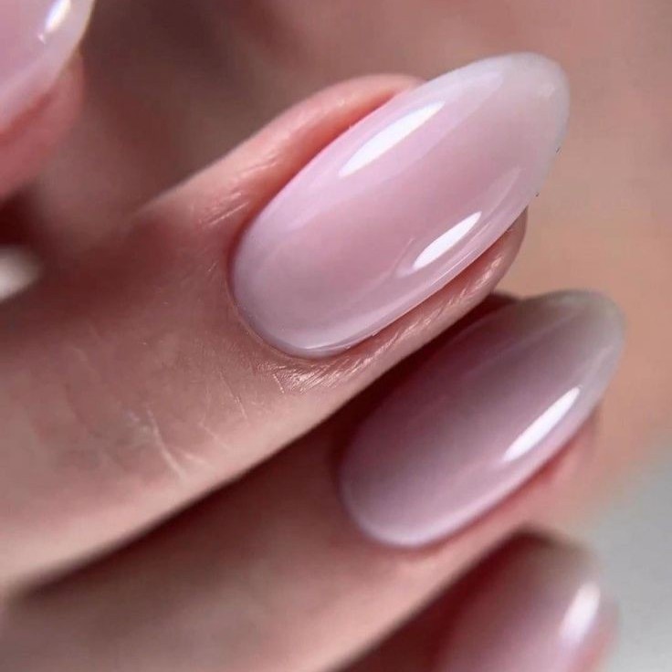 Маникюр с покрытием гель-лак в один тон