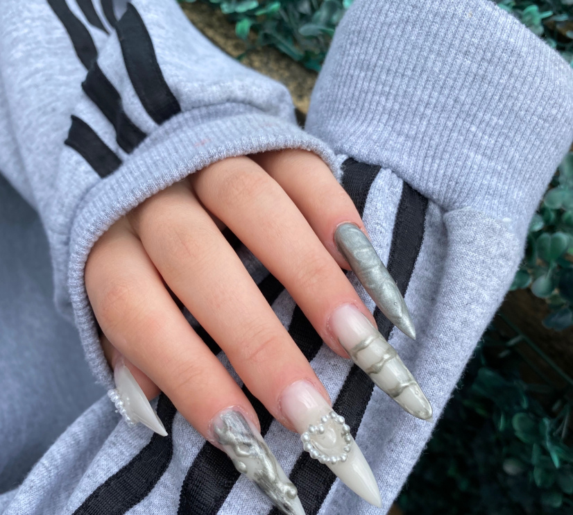 Маникюр с наращиванием и дизайном