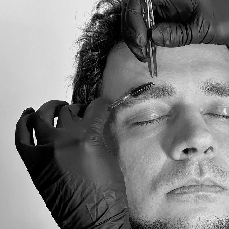 Оформление мужских бровей