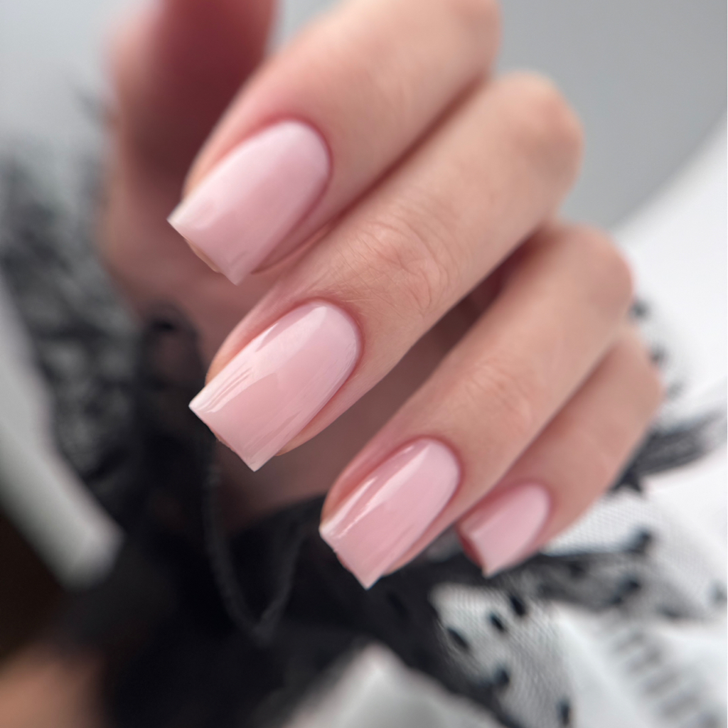 Короткие ногти, комбинированный маникюр с укреплением гелем и покрытием гель-лак