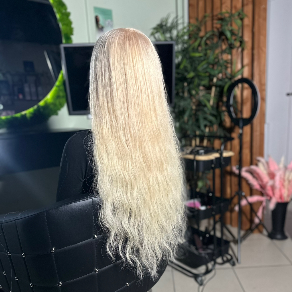 Наращивание волос примерно 350 капсул.