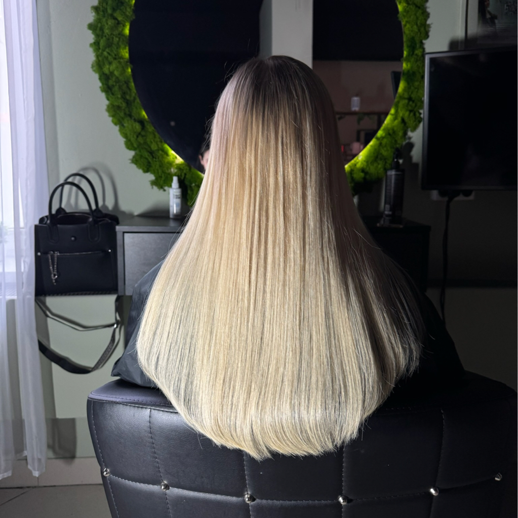 Наращивание волос примерно 300 капсул.