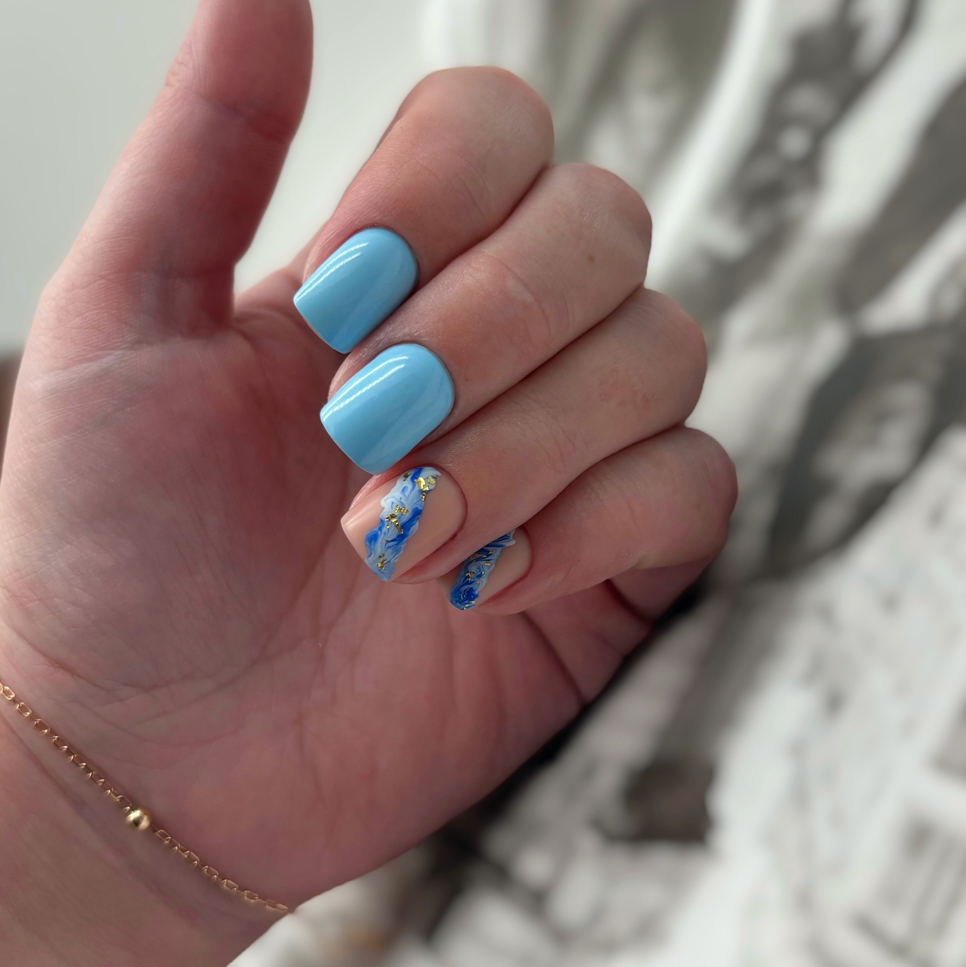 Маникюр с гель лаком и легким дизайном