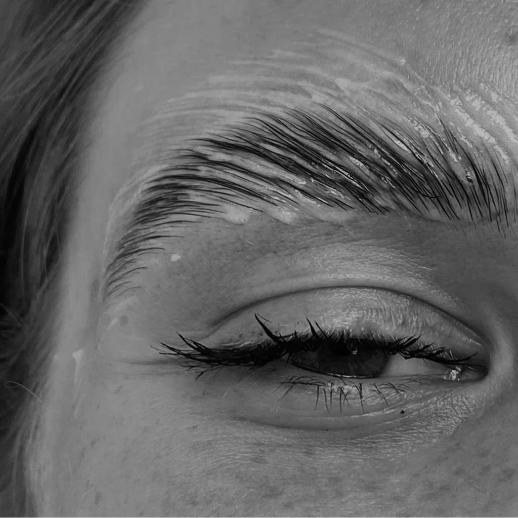 Долговременная укладка бровей