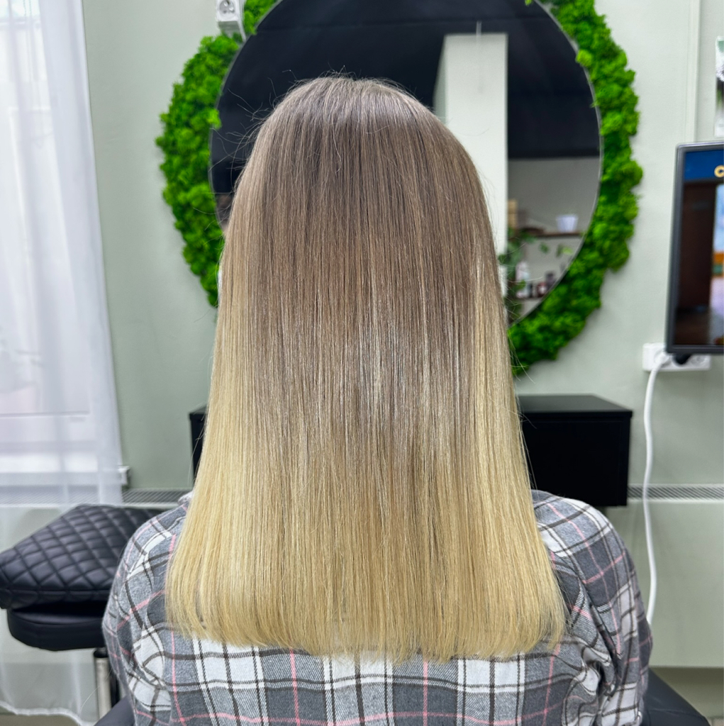 Наращивание волос примерно 150 капсул.