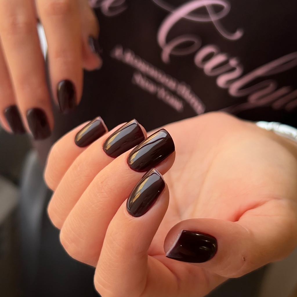 комбинированный маникюр  + однотонное покрытие гелем ( короткие ногти в ноль )