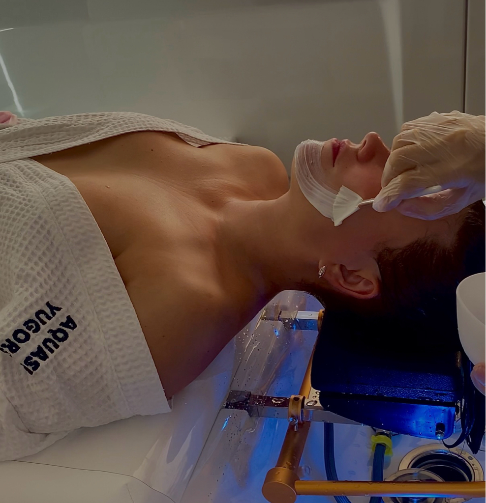 Жас жігіт пенисін мастурбациялайды