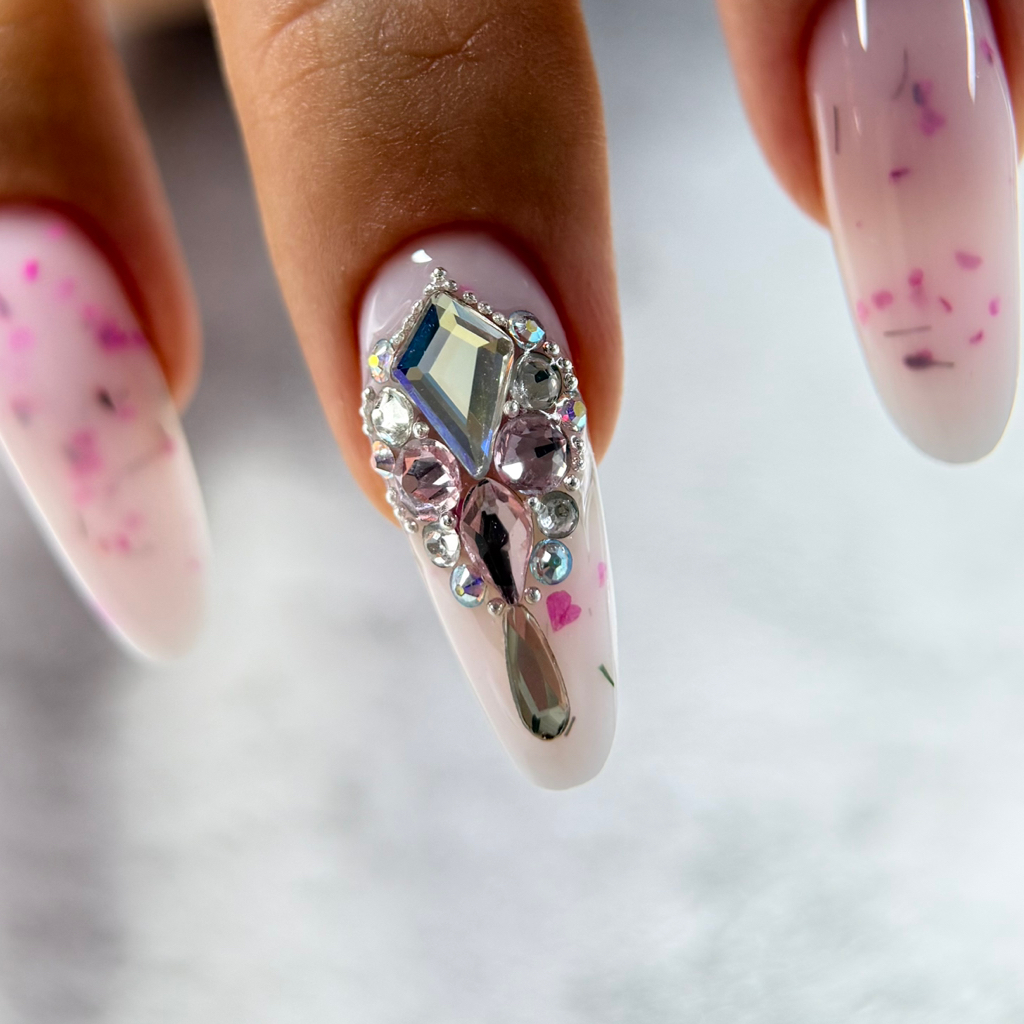 Наращивание ногтей + стразы