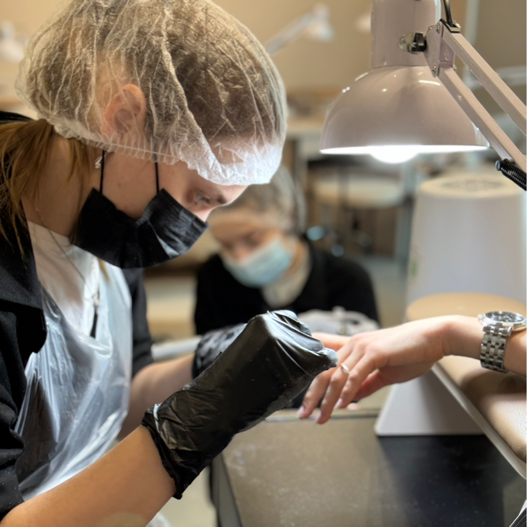 Маникюр без снятия и без покрытия