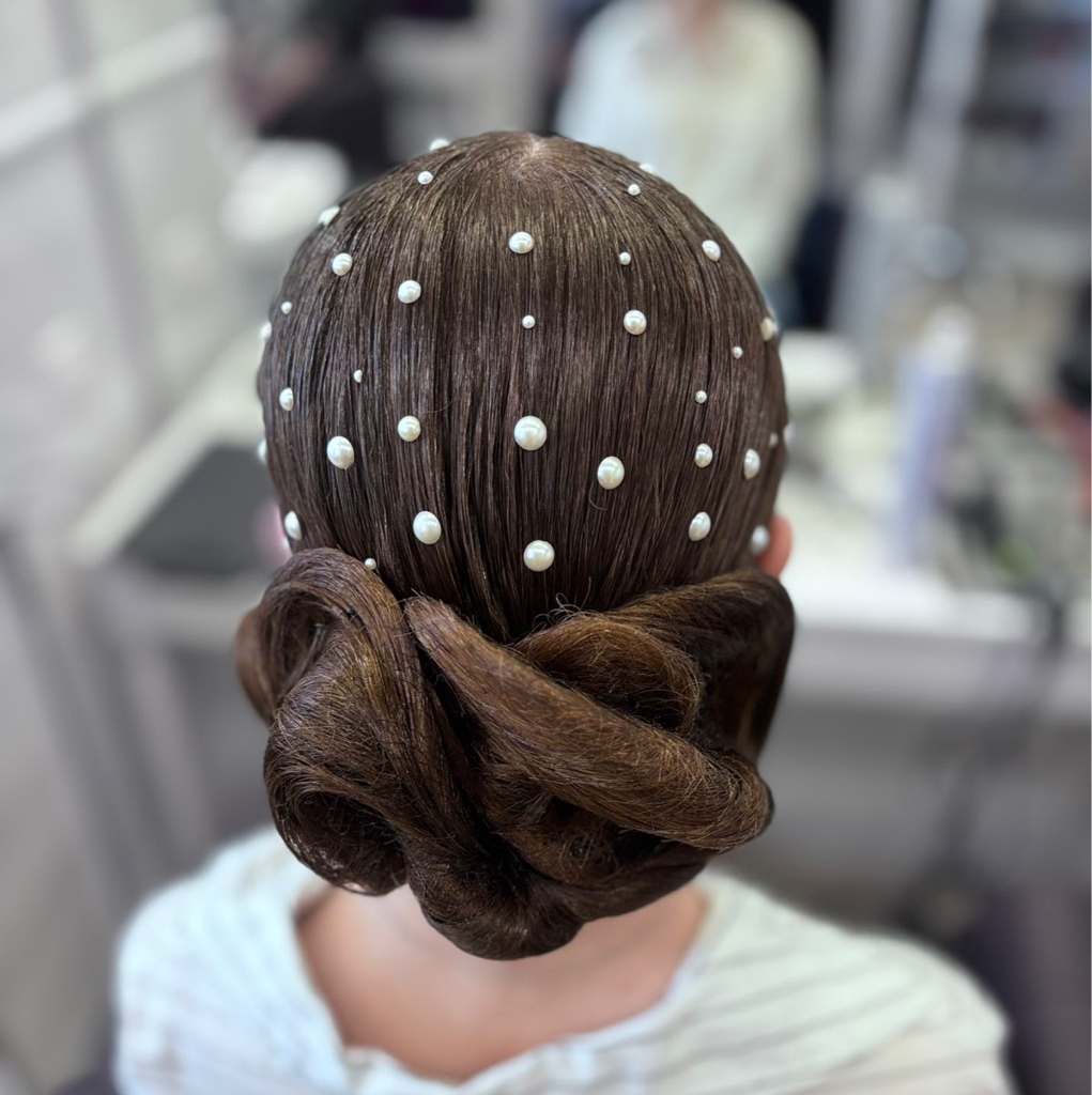 Причёска вечерняя (локоны, пучок, гладкий хвост и др)