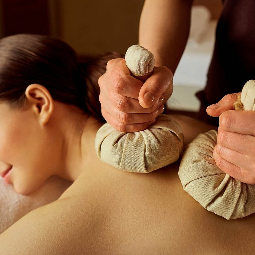 Массаж горячими травяными мешочками