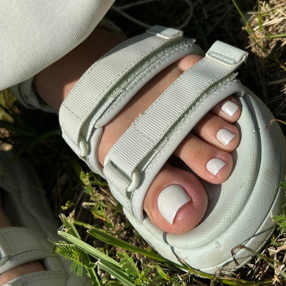 Педикюр + гипоаллергенный гель лак LUXIO + стопы