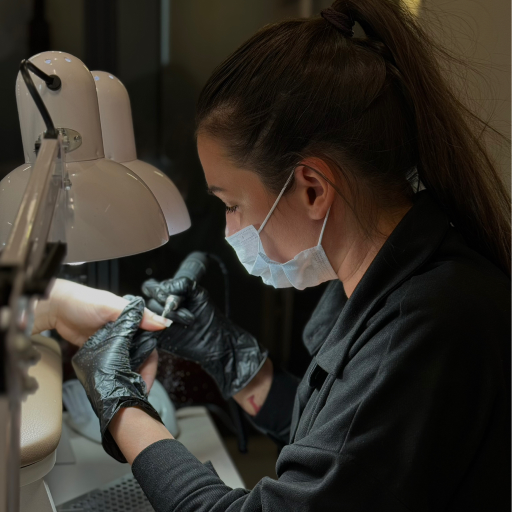 Снятие покрытия, выполненного В ДРУГОЙ студии (перед последующим маникюром с покрытием)